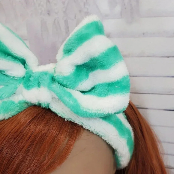Green and White Stripe Super Plush Elastic Bow Spa Headband. - Picture 4 of 5